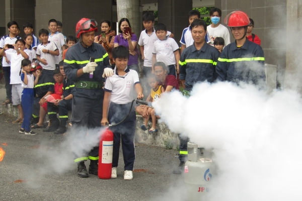 Trải nghiệm thực tế “Một ngày làm chiến sĩ chữa cháy”