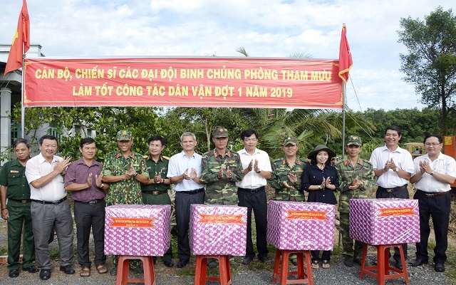 Lãnh đạo tỉnh thăm, tặng quà các đơn vị làm công tác dân vận