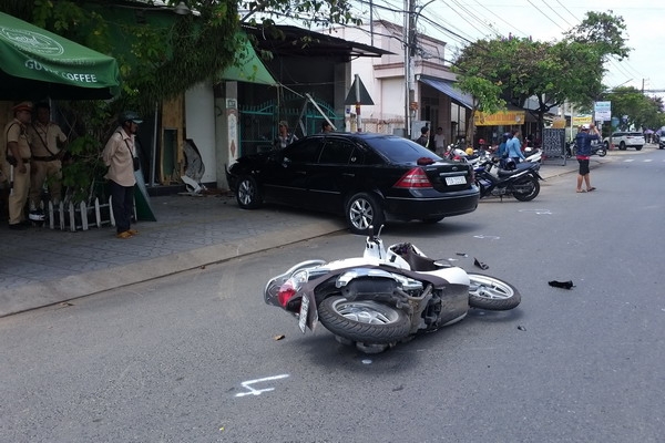 Ôtô va chạm xe máy, tông vào nhà dân