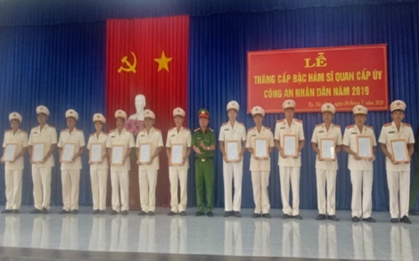 CATP Tây Ninh: Trao quyết định thăng hàm, nâng lương cho sĩ quan