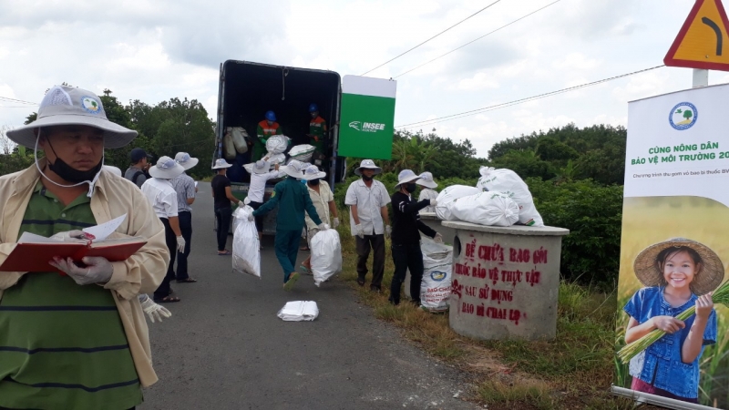 Cùng nông dân bảo vệ môi trường.