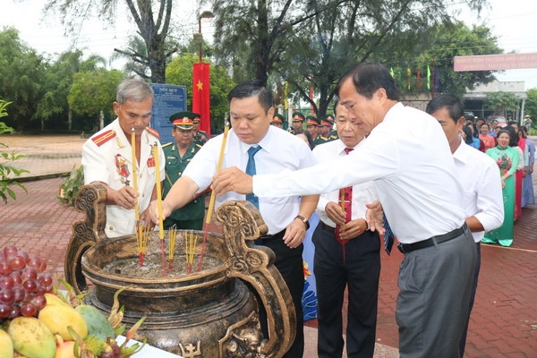 Hàng ngàn ngọn nến tri ân các anh hùng liệt sĩ