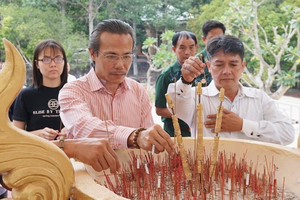 Hội Doanh nhân trẻ Tây Ninh thăm Đồn Biên phòng Lò Gò