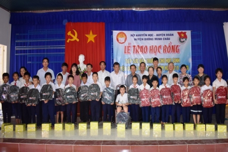 Trao học bổng cho học sinh nghèo