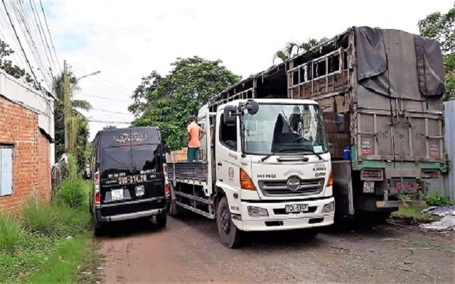 Ngang nhiên đậu xe tải chiếm lòng đường