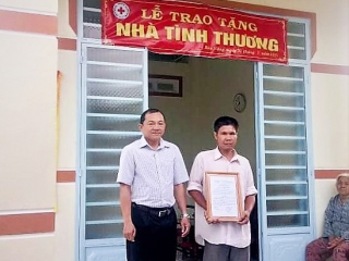 Trao nhà tình thương cho hộ nghèo xã Bàu Năng