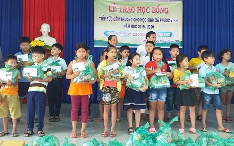 Trao học bổng cho học sinh nghèo