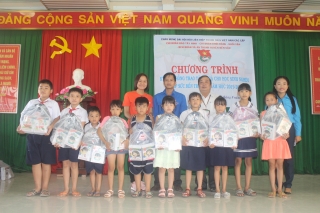 Chi đoàn Báo Tây Ninh tặng quà cho học sinh nghèo xã An Thạnh