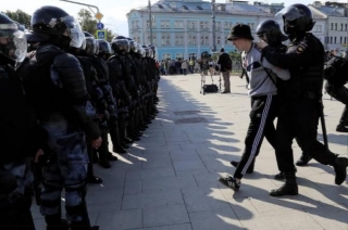 Biểu tình tiếp diễn tại Nga, gần 700 người bị bắt