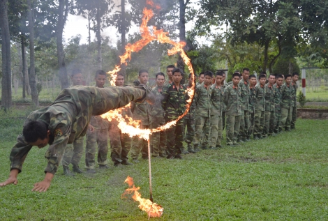 Cán bộ gương mẫu, chiến sĩ đồng lòng