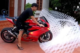 YouTuber Việt bị lên án vì phá hàng nghìn cốc nhựa, ống hút để câu view