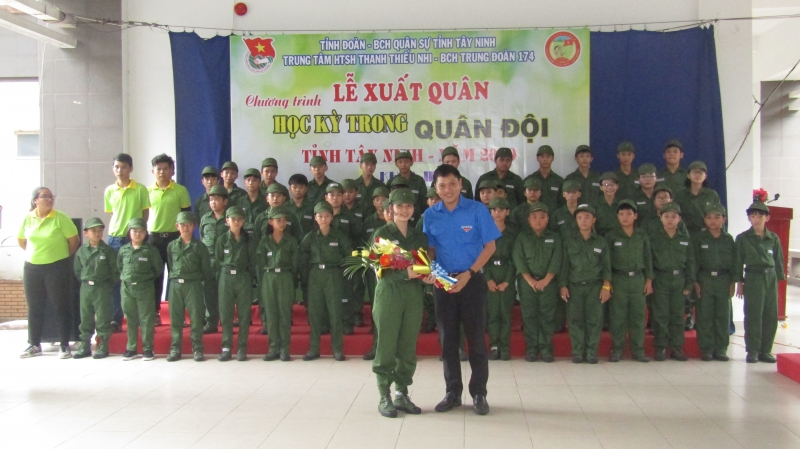 Xuất quân học kỳ quân đội cho học sinh có hoàn cảnh khó khăn