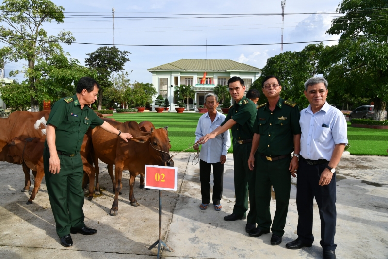 Đồn biên phòng Mộc Bài tặng bò cho người nghèo biên giới