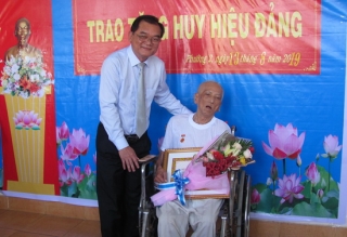 Phó Bí thư Thường trực Tỉnh ủy trao huy hiệu 70 năm tuổi Đảng