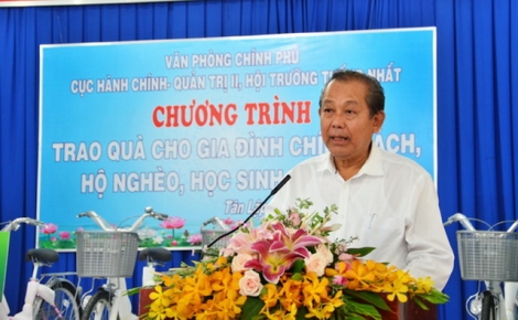 Phó Thủ tướng Trương Hòa Bình tặng quà cho gia đình chính sách ở Tây Ninh