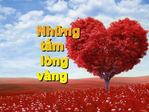 Trao tiền bạn đọc ủng hộ người bệnh tật, khó khăn