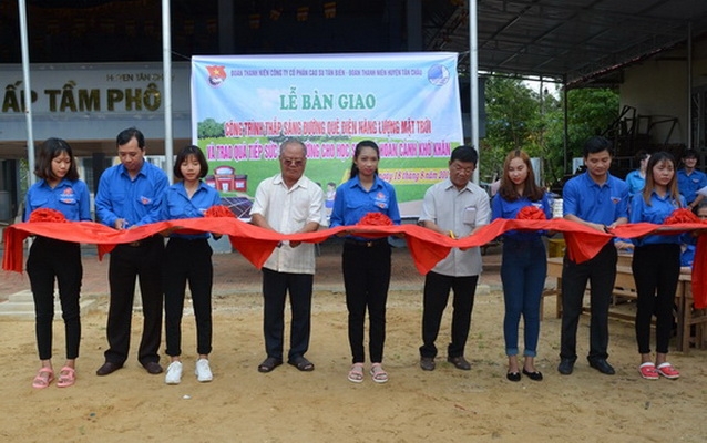 Tân Châu: Bàn giao công trình thắp sáng đường quê bằng đèn năng lượng mặt trời