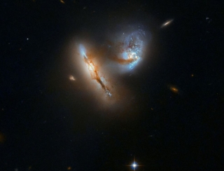 NASA công bố ảnh hiếm ghi lại cảnh 2 thiên hà sắp va chạm với nhau