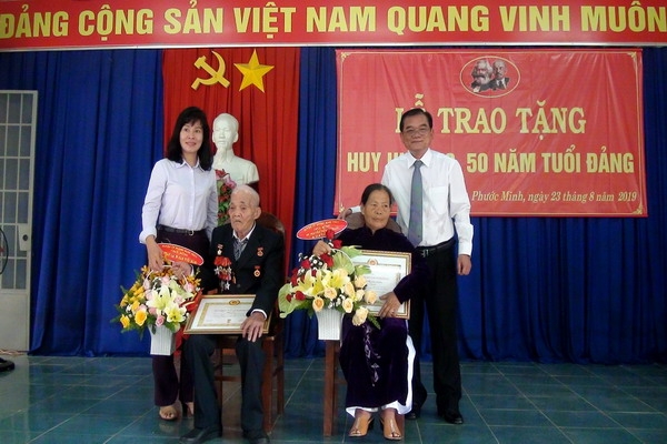 Trao Huy hiệu Đảng cho đảng viên lão thành