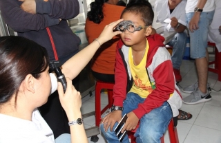 Khám sàng lọc và hỗ trợ điều trị mắt miễn phí cho trẻ em