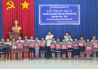 Công ty TNHH Tân Ngọc Lực trao học bổng cho học sinh nghèo hiếu học