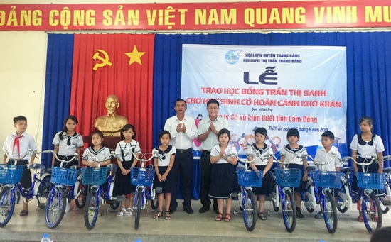 Trao quà, học bổng cho học sinh nghèo