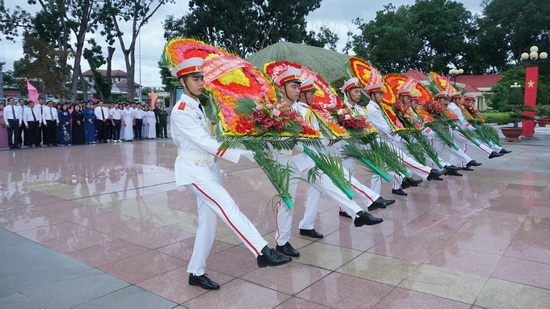 Lãnh đạo tỉnh viếng Nghĩa trang liệt sĩ Trà Võ