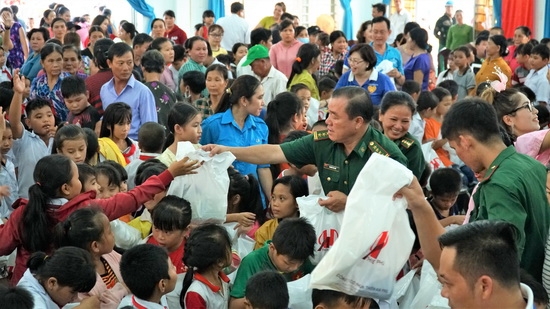 Tặng quà Trung thu cho trẻ em