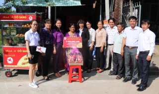 Trao vốn hỗ trợ phụ nữ nghèo ở Gò Dầu