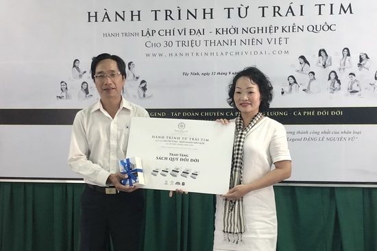 Tập đoàn Trung Nguyên tặng bộ sách “Khơi dậy niềm tin khởi nghiệp” cho Thư viện tỉnh Tây Ninh