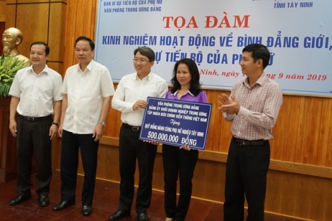 Tọa đàm kinh nghiệm hoạt động về bình đẳng giới, vì sự tiến bộ của phụ nữ