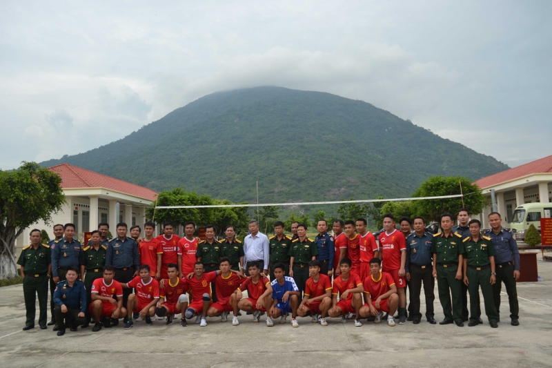 Bộ CHQS Tây Ninh thăm, tặng quà học viên Campuchia