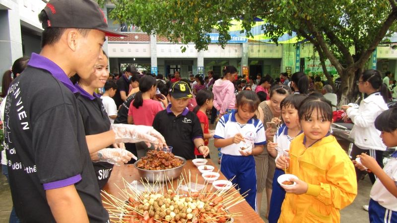 Hội Chữ Thập đỏ Tây Ninh: Tổ chức chương trình vui chơi, tặng quà cho trẻ em xã Chà Là