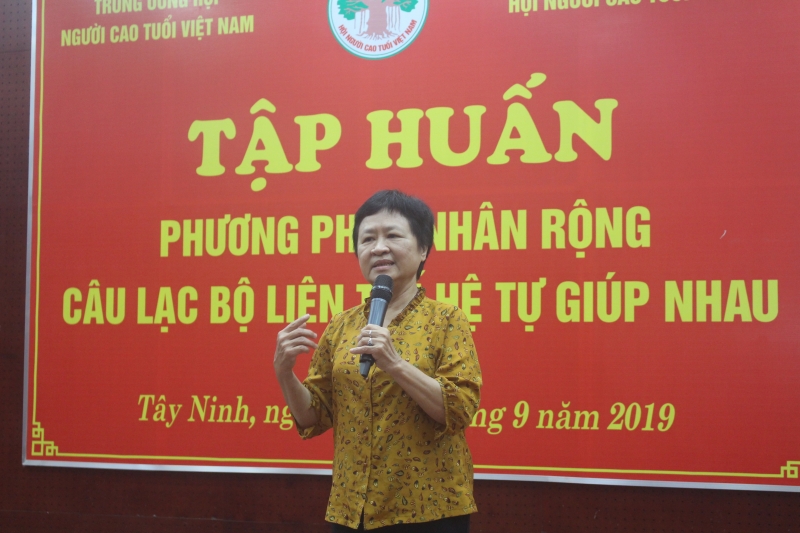 Tập huấn Phương pháp nhân rộng mô hình CLB liên thế hệ tự giúp nhau