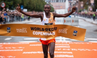 VĐV Kenya phá sâu kỷ lục thế giới chạy half marathon