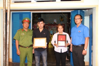 Truy tặng huy hiệu Tuổi trẻ dũng cảm cho Trung sĩ Trần Văn Lành
