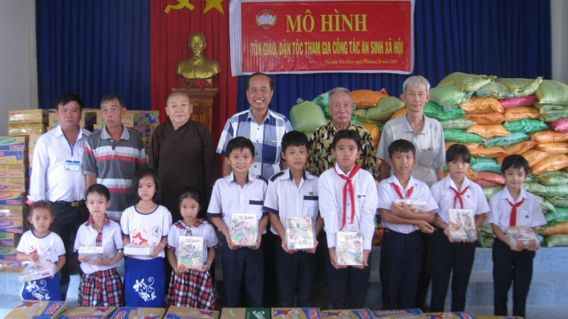 Tặng quà cho học sinh nghèo.