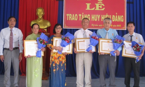 Tân Biên: Trao huy hiệu Đảng đợt 2.9.2019