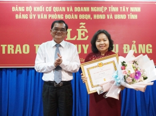 Trao Huy hiệu 30 năm tuổi Đảng cho Phó Chủ tịch HĐND tỉnh
