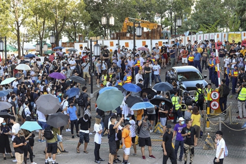 Người biểu tình bao vây nghị sĩ Hong Kong