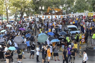 Người biểu tình bao vây nghị sĩ Hong Kong