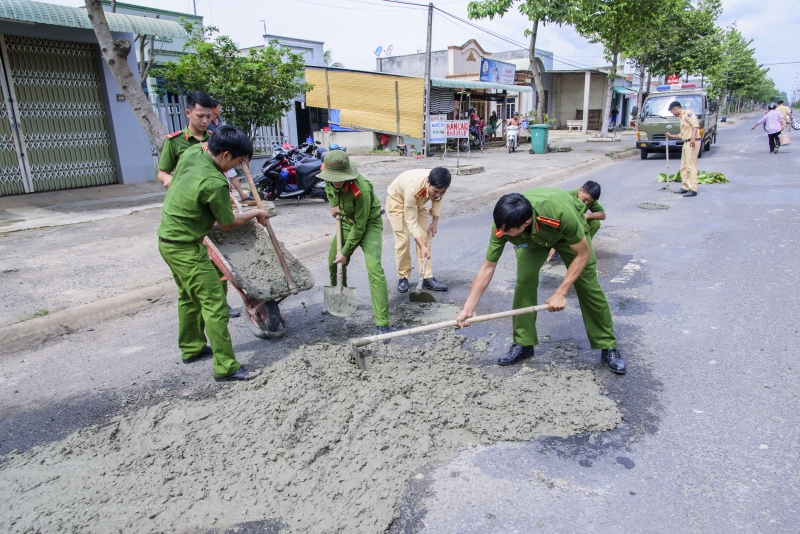 Công an Tân Châu tham gia sửa chữa đường giao thông