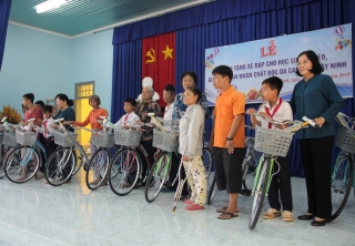 Trao xe đạp cho học sinh nghèo và gia đình nạn nhân chất độc da cam