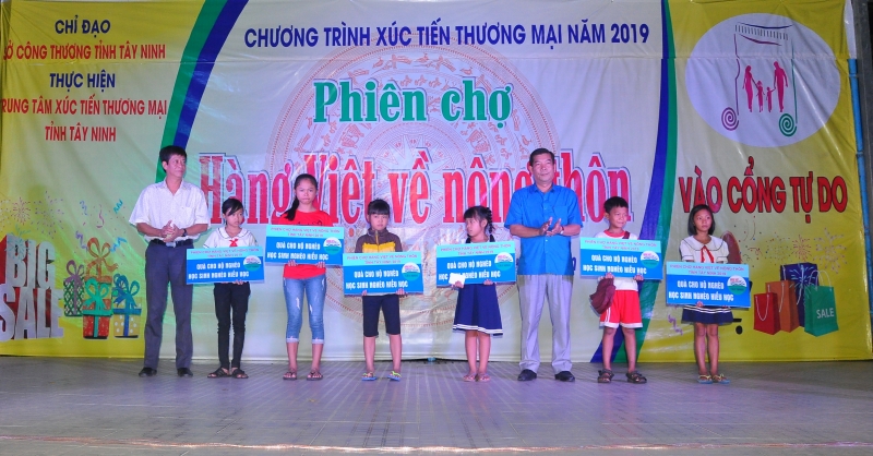 Khai mạc phiên chợ hàng Việt về nông thôn tại Tân Biên