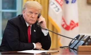 Ai được nghe ông Trump điện đàm?