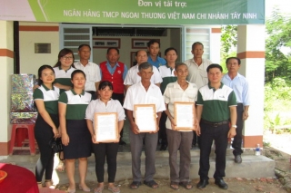 Tặng nhà Đại đoàn kết cho hộ nghèo huyện Dương Minh Châu