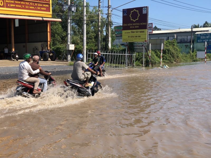 Mưa lớn gây ngập nhiều nơi.