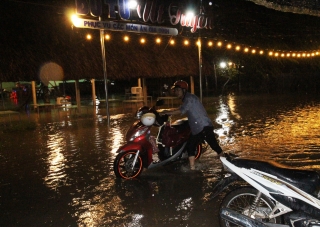 Hoà Thành: Sau cơn mưa, nhiều xe chết máy do đường ngập