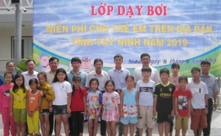 Bế giảng 2 lớp dạy bơi phòng, chống đuối nước cho học sinh Tân Biên
