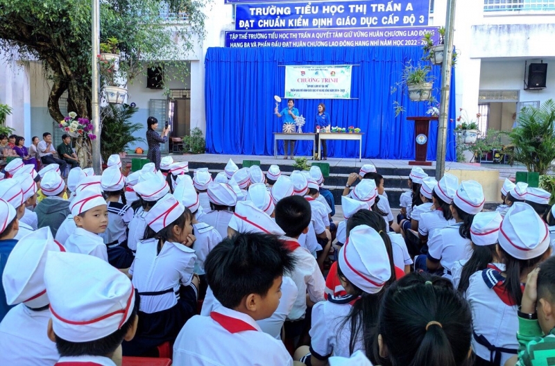 Thị trấn Dương Minh Châu triển khai mô hình “Em học làm đồ tái chế”